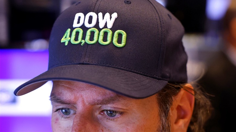 Trader wearing "Dow 40,000" hat