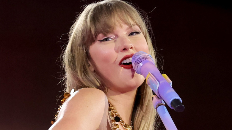 Taylor Swift singing on stage