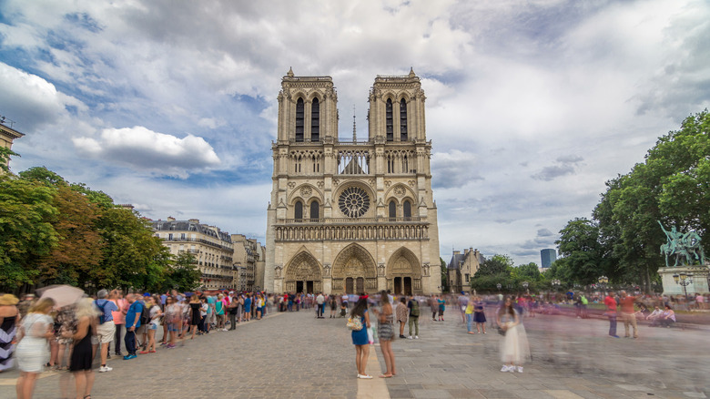 Front view of Notre-Dame de Paris timelapse hyperlapse.
