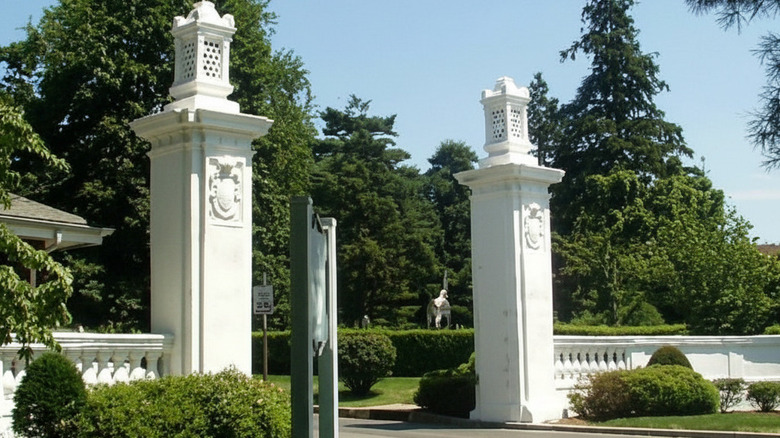 the entrance to the Village of Kensington