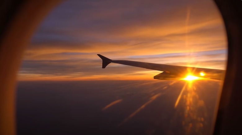 Jet donated by Qatar to Donald Trump in twilight sky