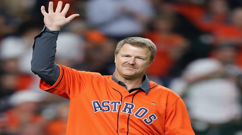 Jeff Kent waving to a crowd of baseball fans in a stadium.