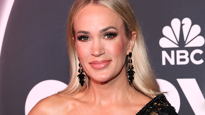 Smiling image of singer Carrie Underwood