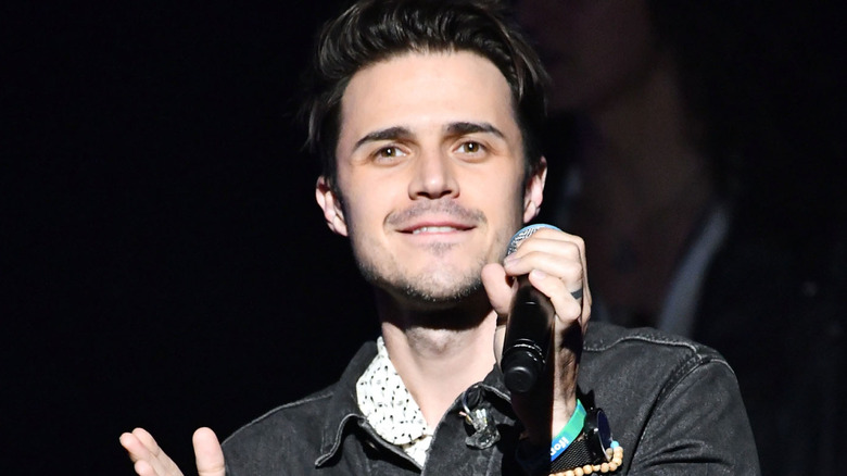 Kris Allen holding mic and gazing into audience