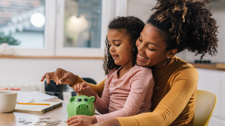 mom teaching child financial literacy