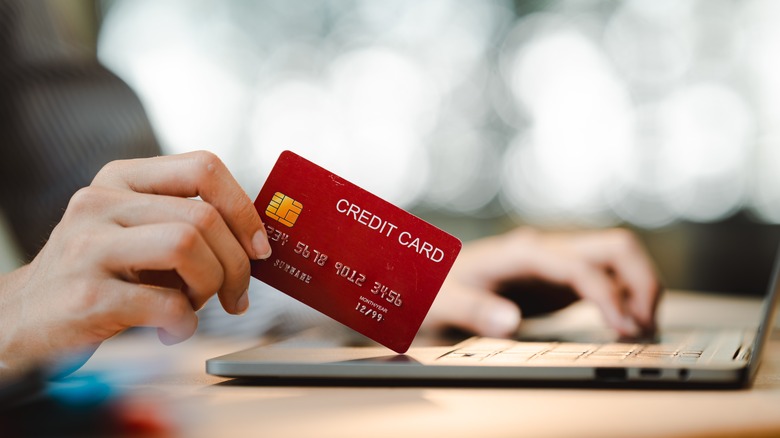 hand holding a credit card