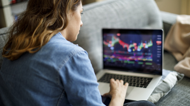 woman trading on her laptop