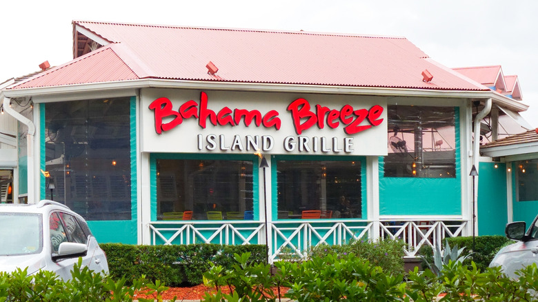 frontage of Bahama Breeze restaurant