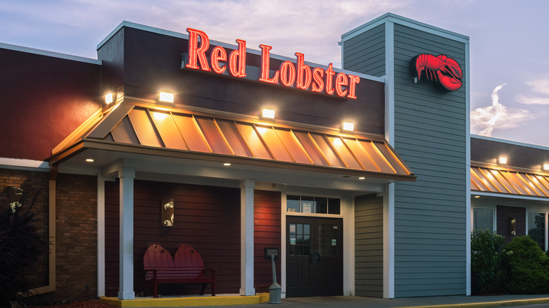the entrance of Red Lobster with the signage lit in neon near nightfall