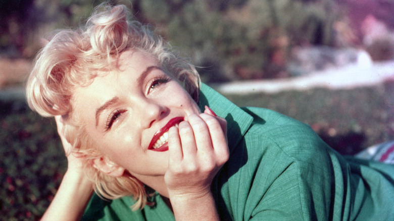 Close-up portrait photograph of Marilyn Monroe, in color