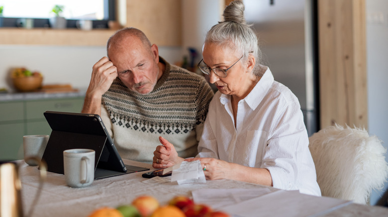 Couple calculates expenses