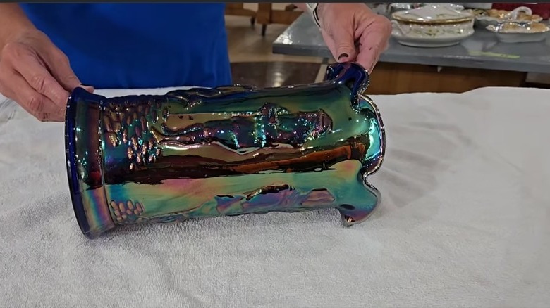 Auctioneer shows off ruffled blue Peoples vase