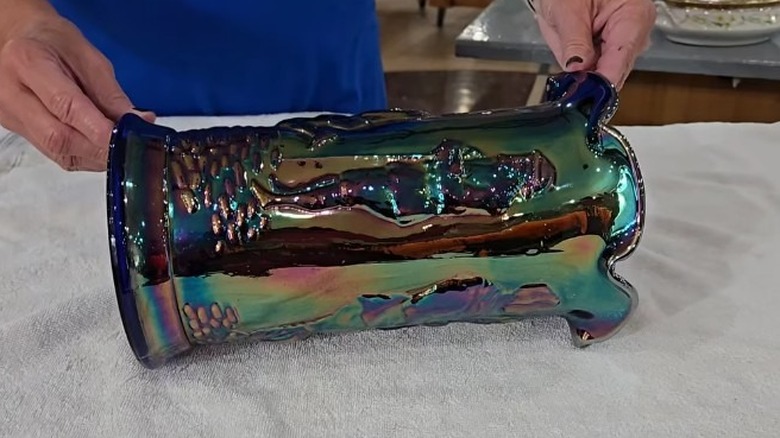 Auctioneer shows off ruffled blue Peoples vase