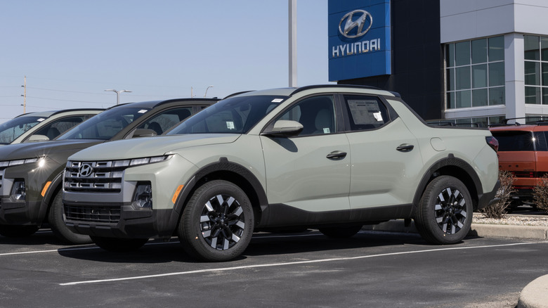 Hyundai Santa Cruz SEL at a dealership.