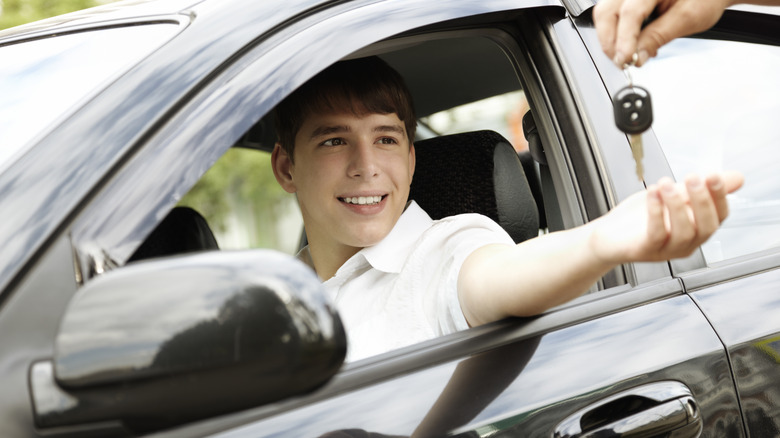 handing key to teenage driver