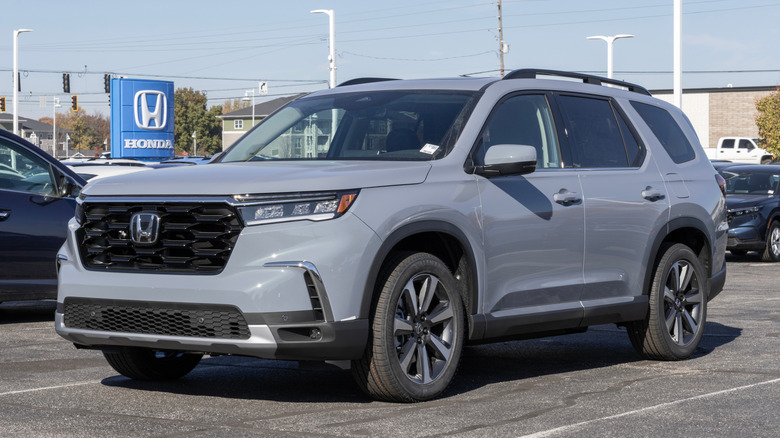 Honda Pilot display at a dealership.