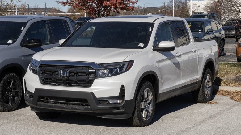 Honda Ridgeline AWD RTL Pickup Truck display.