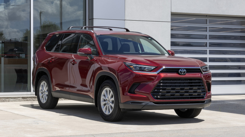 Toyota Grand Highlander XLE AWD SUV display.