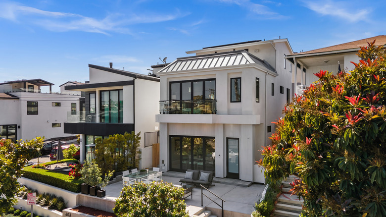 A high-end Newport Beach home featuring coastal views, modern design, and elegant interiors.