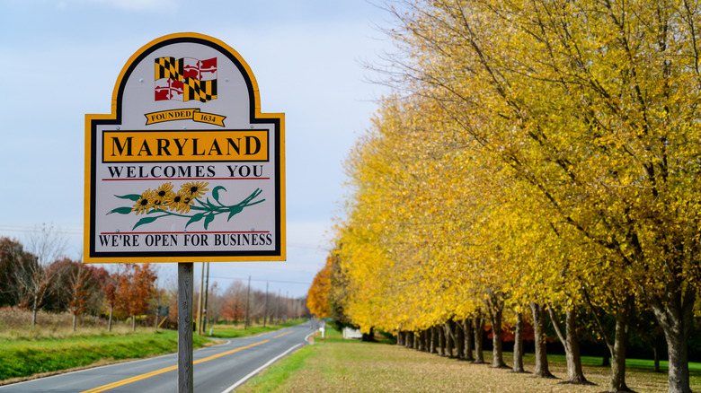 Welcome to Maryland sign with yellow trees.