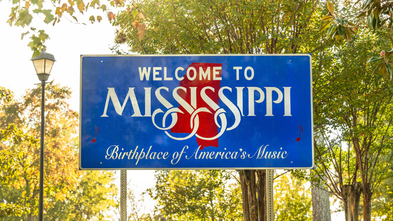 Welcome to Mississippi state border roadside entrance sign.