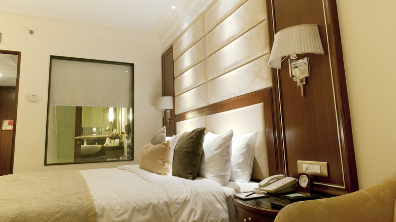 Shangri-La Hotel Hong Kong room