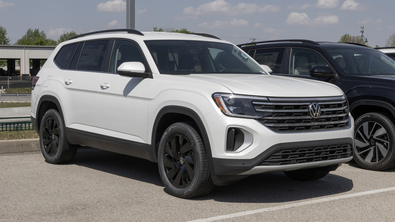 A whilte 2026 Volkswagen Atlas SE Family SUV display.