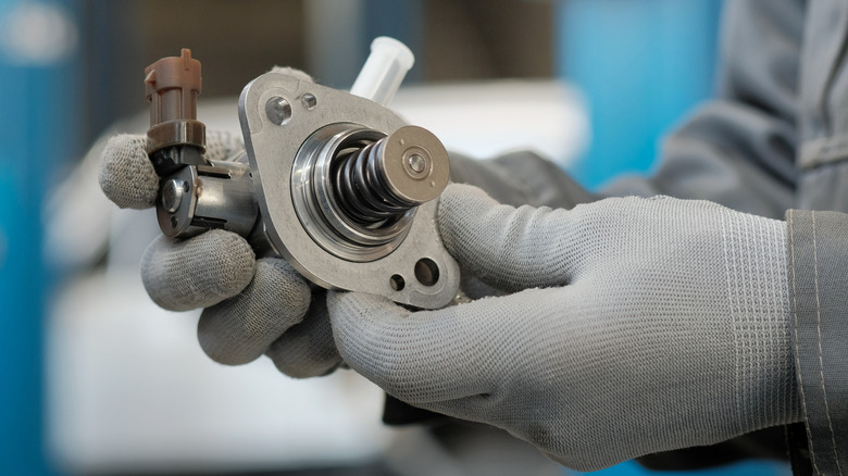 A specialist checks the integrity and serviceability of the spare part before replacing it on the engine