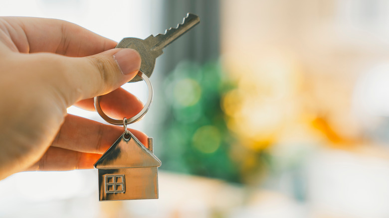 A house model and key in a person's hand