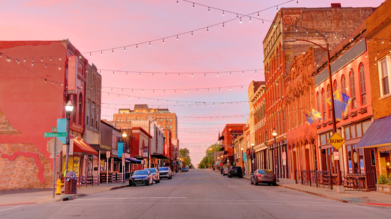 Sunset shot of street in Springfield, Missouri