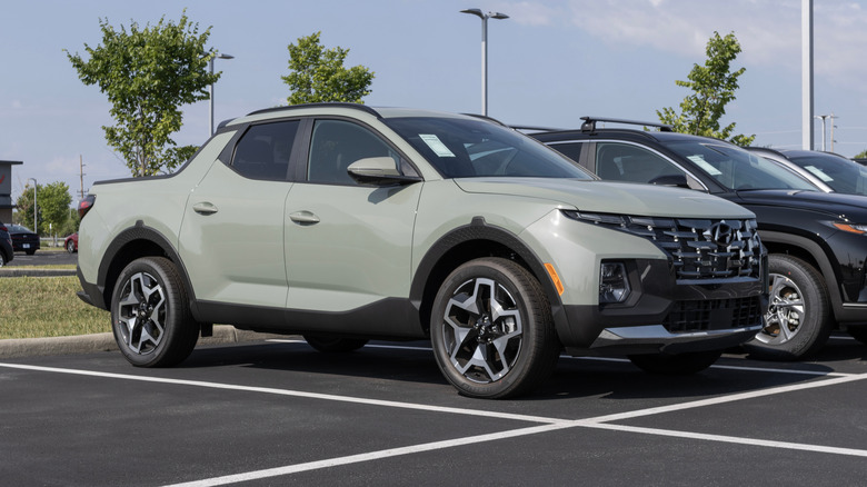 Hyundai Santa Cruz display at a dealership.