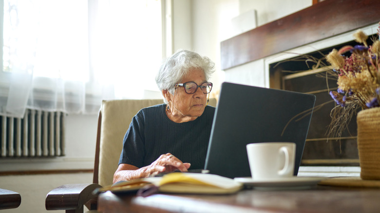 Old woman in front of a laptop
