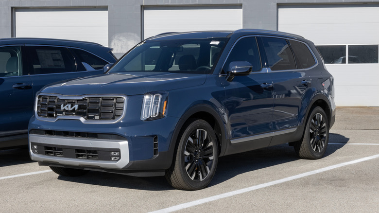 A 2025 Kia Telluride on display at a dealership.