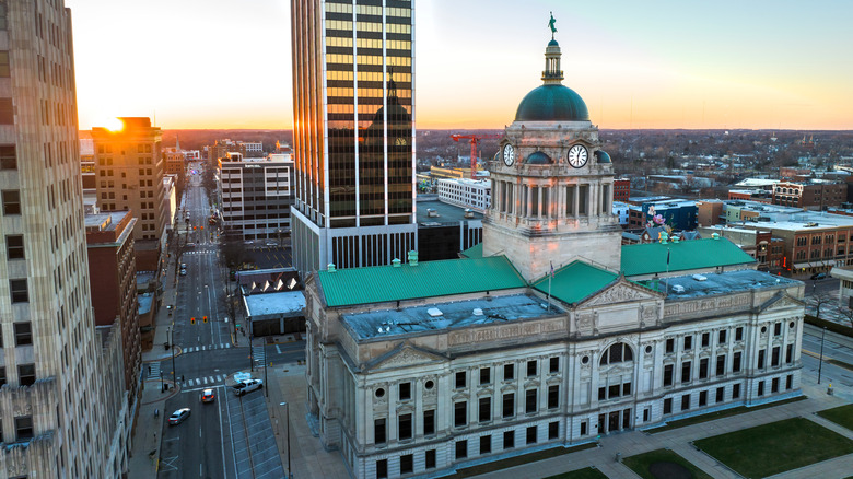 Th sun setting over Allen County Courthouse in downtown Fort Wayne, Indiana