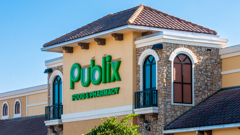 Publix grocery storefront in Florida