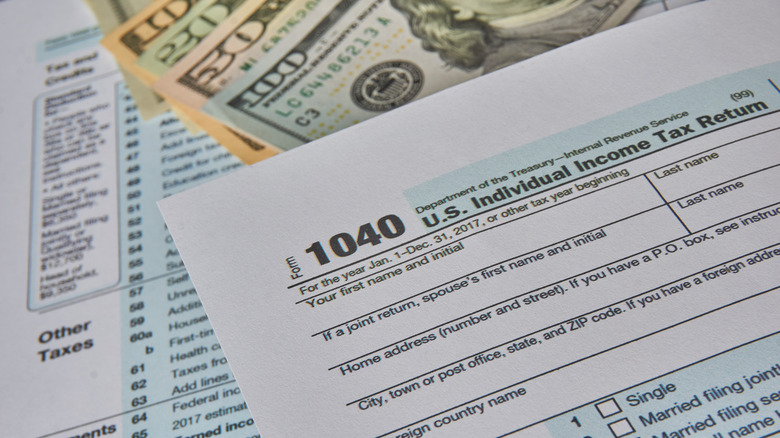 1040 tax forms and money