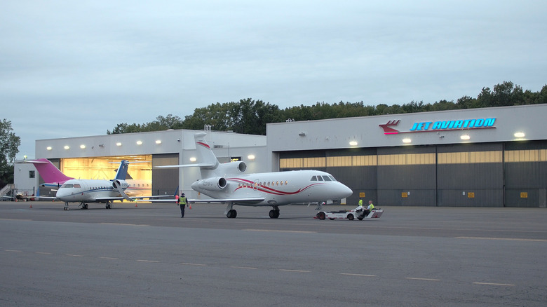 Line technicians working in Teterboro Airport