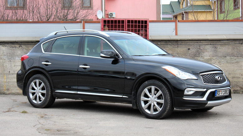Black Infiniti QX50 2016 on a city street.