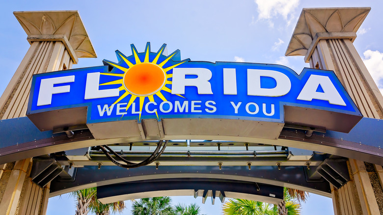 Sign reading "Florida Welcomes You."