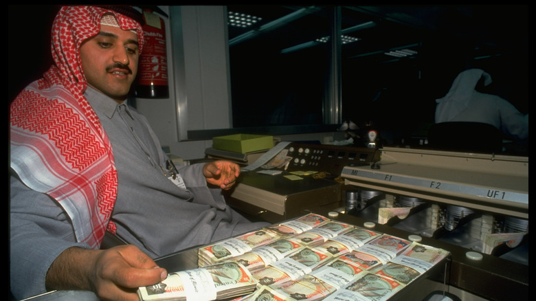 Counting & sorting dinars at Kuwait Central Bank,