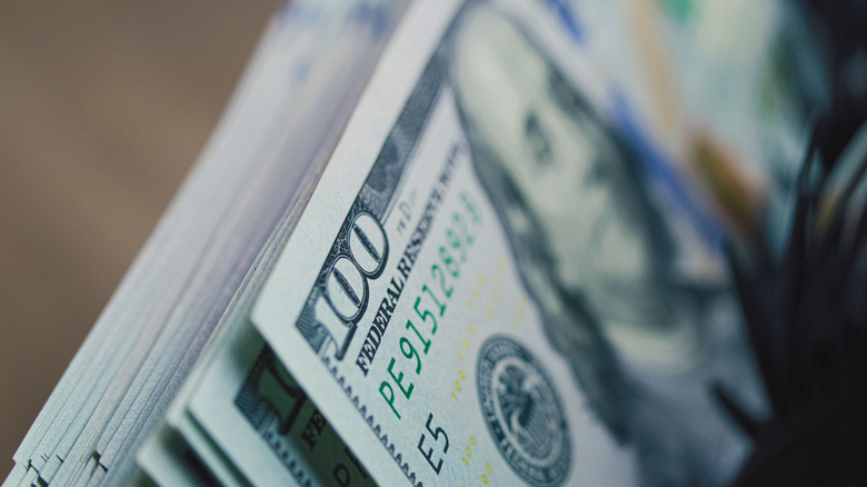 Cash counting machine counts $100 bills