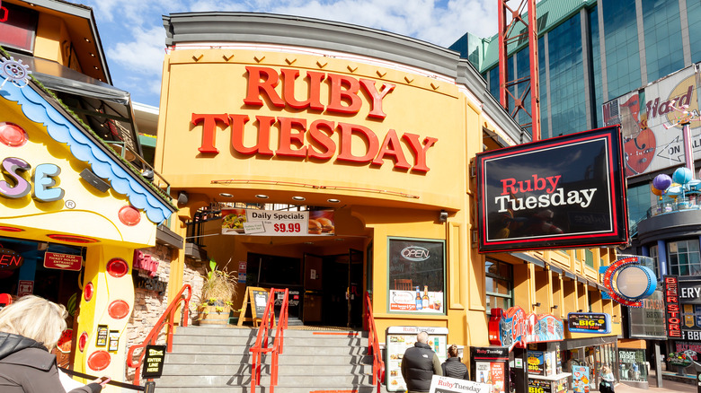 Front of a Ruby Tuesday with steps leading up to the restaurant