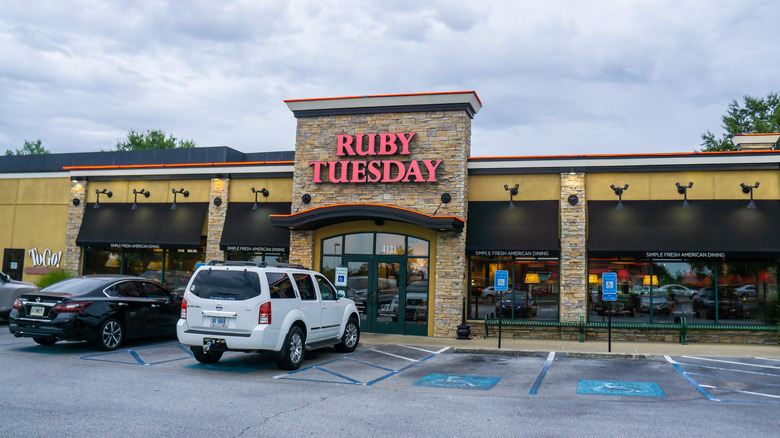Image of cars parked in front of a Ruby Tuesday restaurant