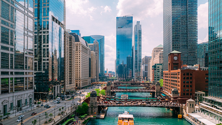 A tour boat floating alongside the Chicago Riverwalk.