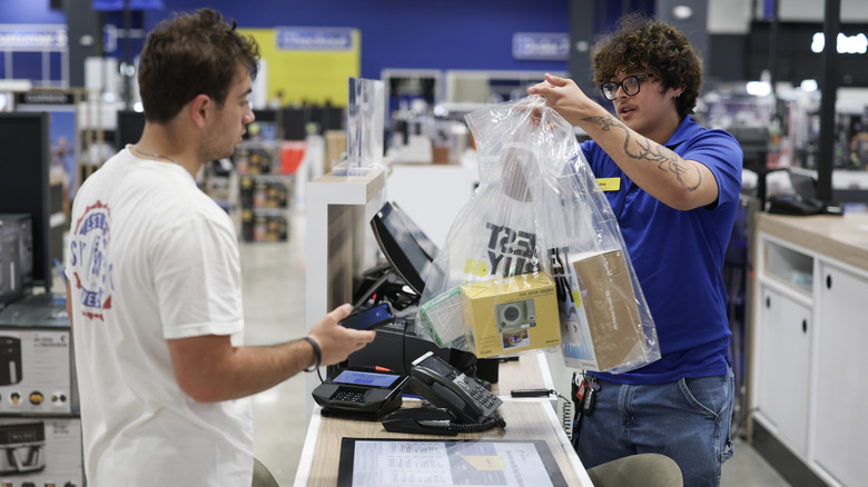 Someone buys items in a Best Buy in Miami in 2025