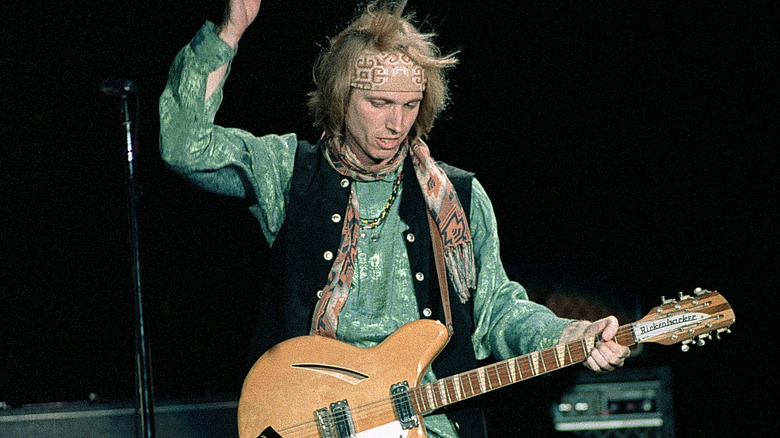 Tom Petty playing guitar in 1995