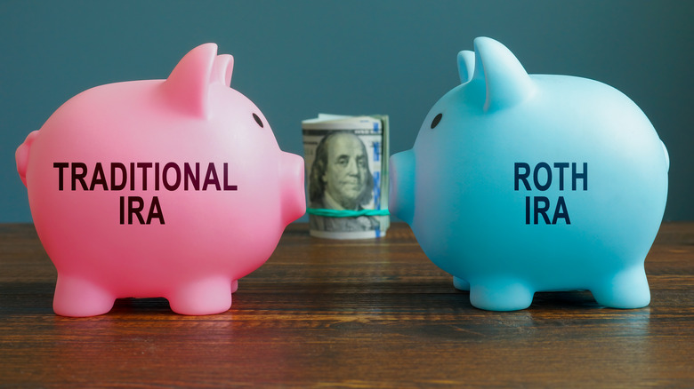 Two piggy banks labled Traditional IRA and Roth IRA