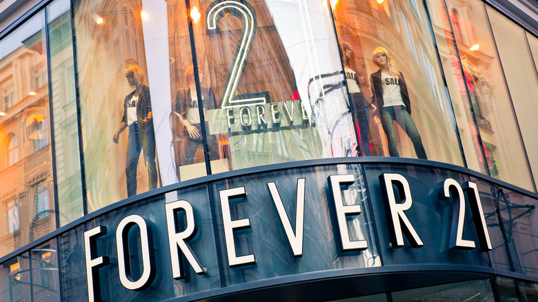 The exterior of a Forever 21 storefront.