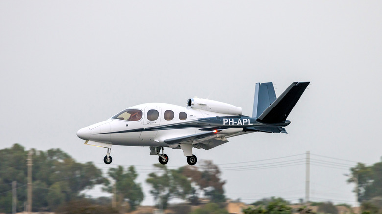 A Cirrus SF50  private jet landing