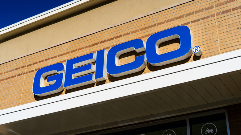 a GEICO logo on building
